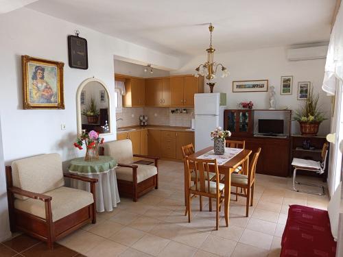 eine Küche und ein Esszimmer mit Tisch und Stühlen in der Unterkunft Blue Paradise Villa in Karianí