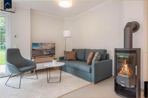 a living room with a couch and a fireplace at Fischerdorf DDH Hafftraum in Zirchow