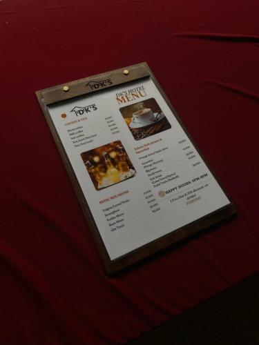 um menu para um restaurante numa mesa em DK's Backpacker Hotel em Hoi An