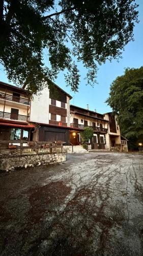 LivataにあるRifugio La Verandaの建物の前の空いている通り