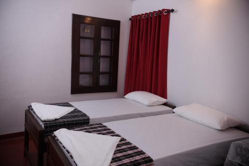 Кровать или кровати в номере Pudumana Homestays