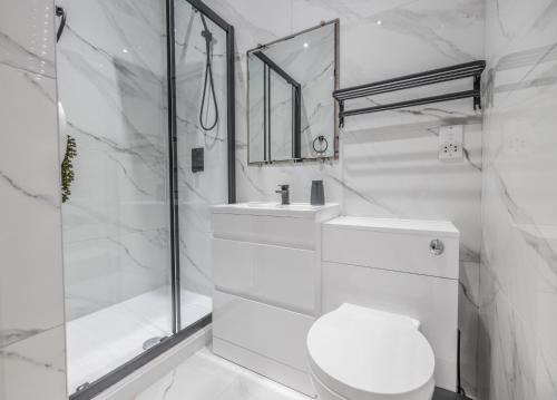 Bilik mandi di Boutique City Centre Balcony Suite Perfect For Couples & Businesses With Free Gym By The Pocklington - Richard III Suite