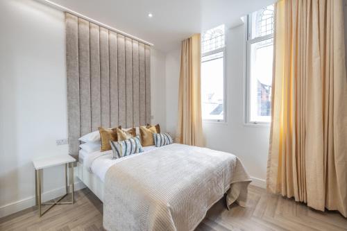Katil atau katil-katil dalam bilik di Boutique City Centre Balcony Suite Perfect For Couples & Businesses With Free Gym By The Pocklington - Richard III Suite
