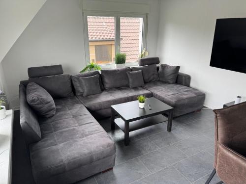 a living room with a couch and a table at Ferienwohnung Reinsdorf in Büddenstedt