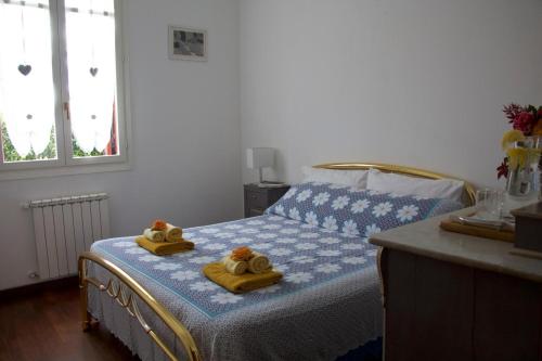 Un dormitorio con una cama con dos toallas encima. en Appartamento Mandiri, en San Casciano in Val di Pesa