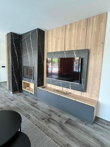 Una televisión o centro de entretenimiento en Vila Lara Zvornik