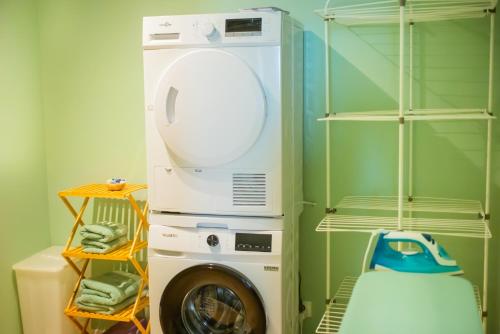 a washing machine in a laundry room with a washer at Parking gratuit à 3 min à pied, Clim, Laverie, Fibre, proche de Rousset, zone d'activités et domaines pour Mariages in Trets