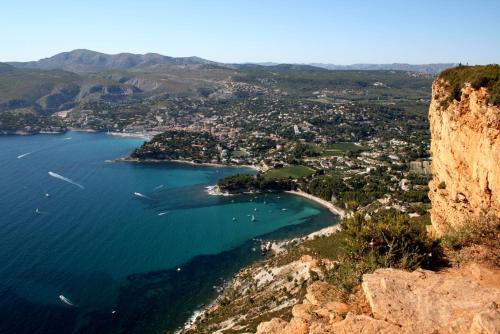 a view of a bay with boats in the water at Parking gratuit à 3 min à pied, Clim, Laverie, Fibre, proche de Rousset, zone d'activités et domaines pour Mariages in Trets