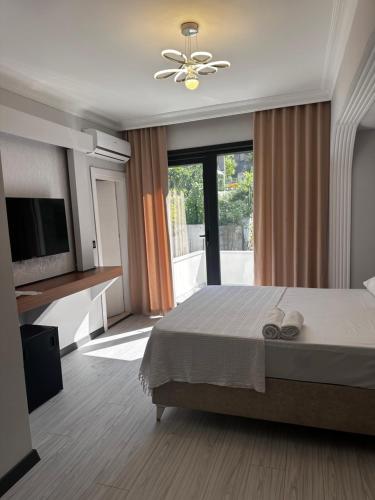 una camera da letto con un letto e una TV a schermo piatto di KILIÇ MOTEL a Istanbul