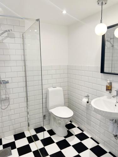 a bathroom with a toilet and a sink at Adas Hotell in Östhammar