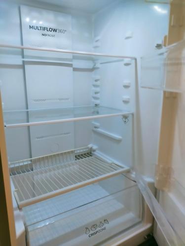 un réfrigérateur vide avec sa porte ouverte dans une cuisine dans l'établissement Esprit Nordik, à Avignon