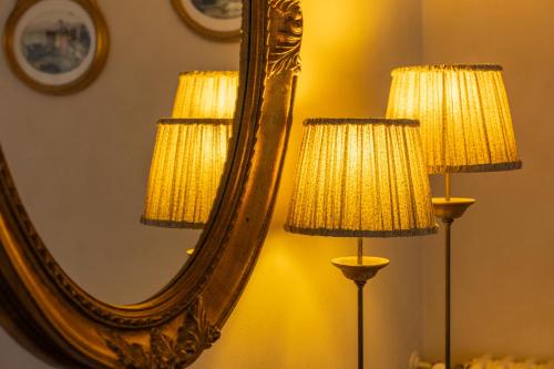 a pair of lamps in front of a mirror at Villa Rinaldi in Montespertoli