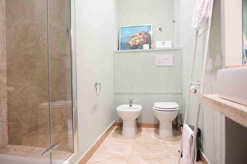 Ένα μπάνιο στο Mazzini Suites Palermo