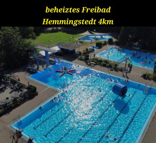 an overhead view of a large swimming pool at Bett und Bike Dithmarschen in Epenwöhrden