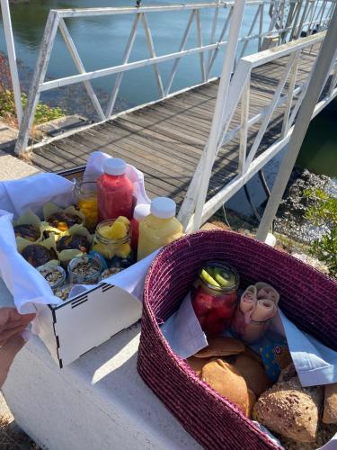 Đồ ăn tại/gần thuyền