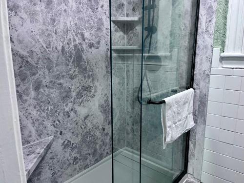 Vannituba majutusasutuses Stylish Bungalow Near Fort Benning