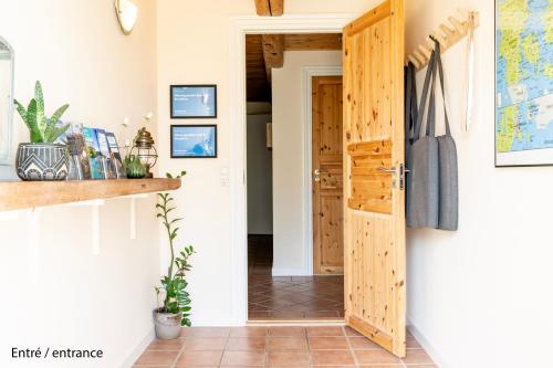 an open wooden door in a hallway with at Akaciegaarden Bed & Breakfast in Hårlev