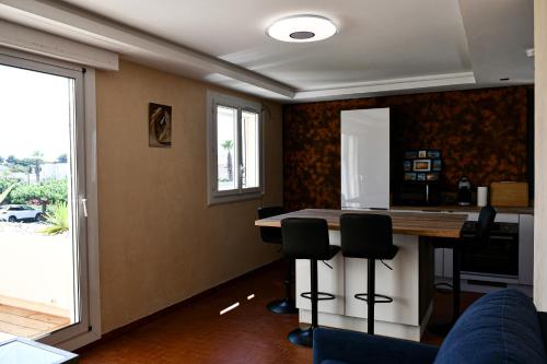 une pièce avec une table, des chaises et une fenêtre dans l'établissement Appartement deux pièces au bord de la plage, au Barcarès