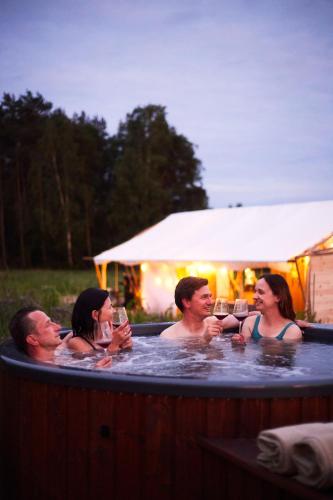 Επισκέπτες που μένουν στο bosco glamping