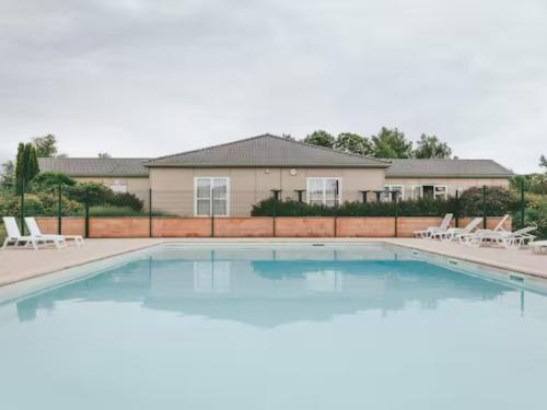 Πισίνα στο ή κοντά στο Chalet Hameaux de Miel 5 Pers, Parking, Piscine , Lac
