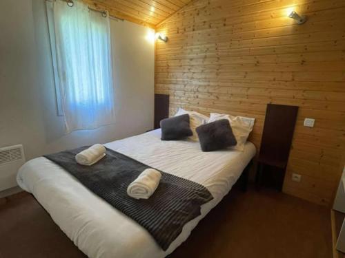Ένα ή περισσότερα κρεβάτια σε δωμάτιο στο Chalet Hameaux de Miel 5 Pers, Parking, Piscine , Lac