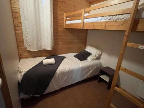 Ένα ή περισσότερα κρεβάτια σε δωμάτιο στο Chalet Hameaux de Miel 5 Pers, Parking, Piscine , Lac