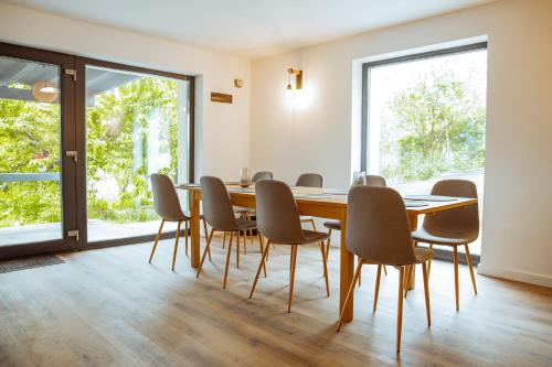 a conference room with a wooden table and chairs at Sunset Hills Chalet in Slănic