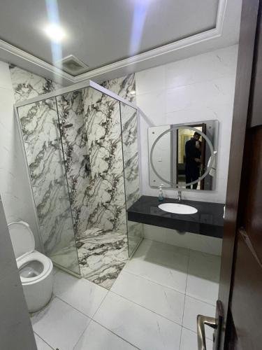 木尔坦Luxury Condo in Central Multan with Self Check-In的带水槽、镜子和马桶的浴室
