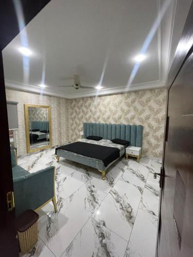 木尔坦Luxury Condo in Central Multan with Self Check-In的客房设有一张床,铺有大理石地板。