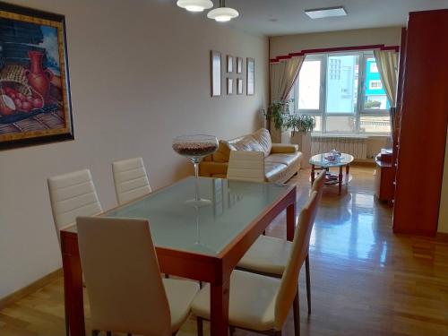 a living room with a dining room table and chairs at Apartamento en Sada in Santa María