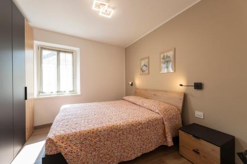 a bedroom with a bed and a window at Casa di Gio in Cavalese