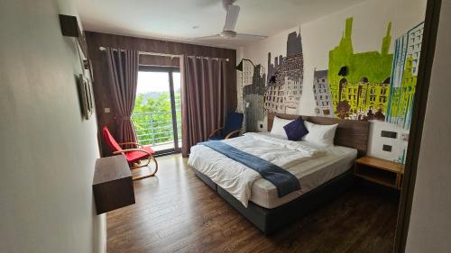 une chambre avec un lit et une fenêtre dans l'établissement YenYen Villa - 2000m2 villa in Tam Dao Golf Course, à Làng Hạ