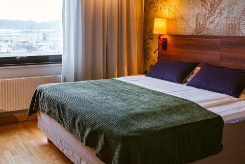 Una cama o camas en una habitación de Scandic Backadal