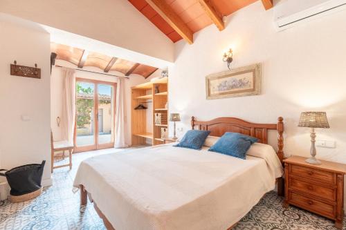 A bed or beds in a room at Rustica En Porto Colom-es Sequer