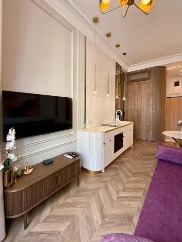 a large kitchen with a sink and a large window at ROOSEVELTA RESIDENCE Apartments - przy OFF Piotrkowska in Łódź
