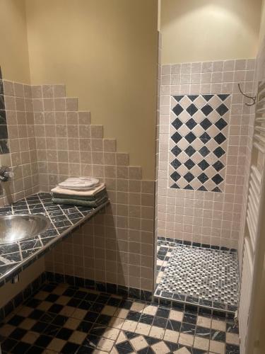 La salle de bains est pourvue d'un lavabo et d'une douche carrelée. dans l'établissement Le Château de Sorgues, à Cornus