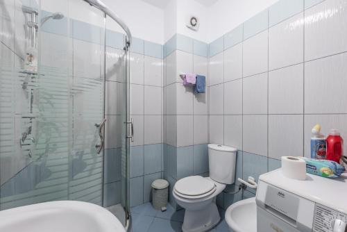 un bagno con doccia, WC e lavandino di Seaside Escape a Durrës