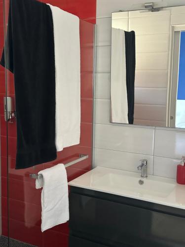 un baño con lavabo y espejo en Gîte Bortü Lilia, en Aroue