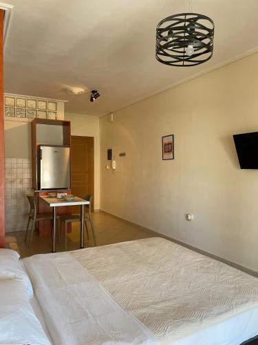 Postel nebo postele na pokoji v ubytování September Apartment of chalkida