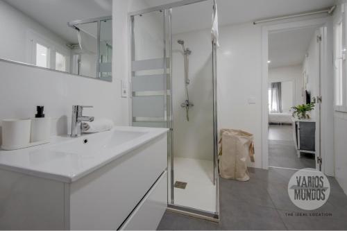 Un baño blanco con lavabo y ducha. en Descubre Madrid para 5, al pie de Gran Vía E2, en Madrid