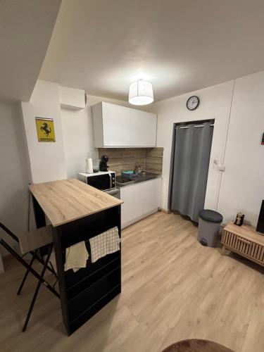 - une cuisine avec une table et un comptoir dans une pièce dans l'établissement Charmant studio intra-muros, à Avignon