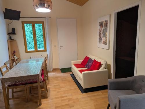 un salon avec un canapé et une table dans l'établissement Maison Entre Lac et Océan, à Lacanau