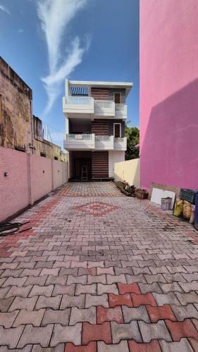 Το κτήριο όπου στεγάζεται  το δωμάτιο σε οικογενειακή κατοικία