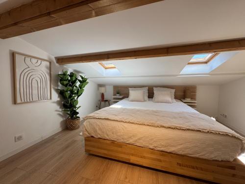 - une chambre avec un grand lit et des lucarnes dans l'établissement Casa strella, à Sainte-Maxime