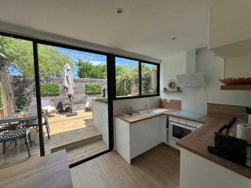 - une cuisine avec vue sur une terrasse dotée d'une table dans l'établissement Casa strella, à Sainte-Maxime