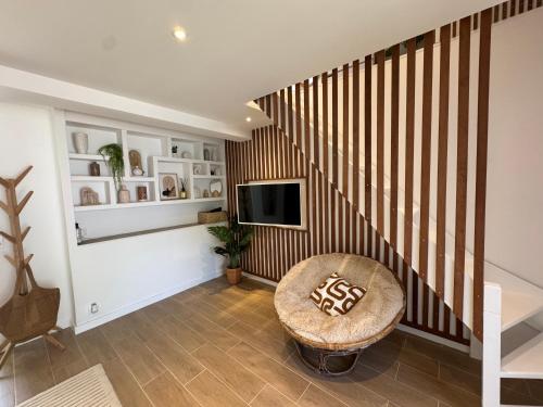 un salon avec une chaise et une télévision dans l'établissement Casa strella, à Sainte-Maxime