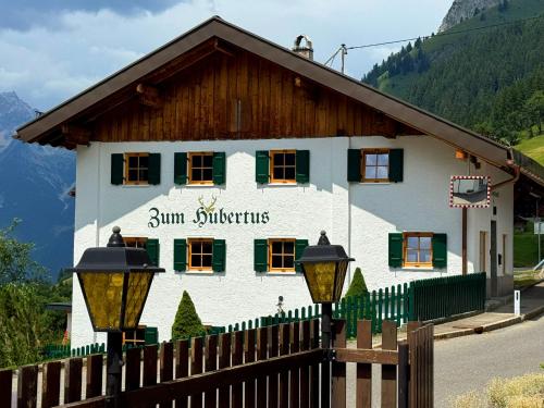 a building with a fence in front of it at ZumHubertus in Bschlabs