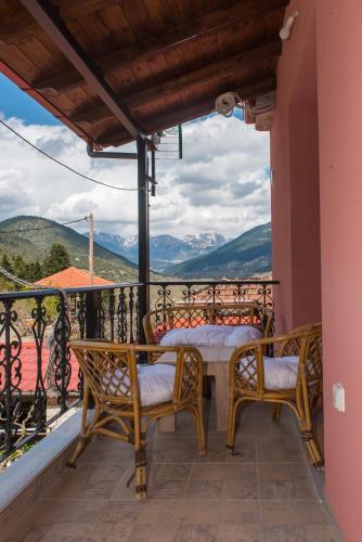 a balcony with a table and chairs and a view at ΥΠΕΡΟΧΟ ΣΠΙΤΙ ΜΕ ΘΕΑ ΣΤΟ ΝΕΟ ΔΕΡΜΑΤΙ Karpenisi in Karpenision