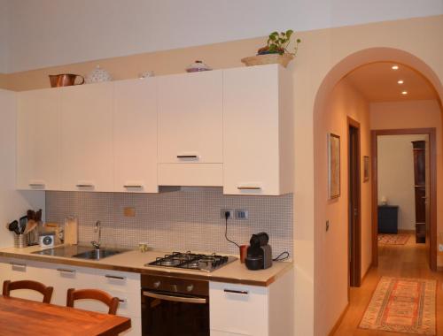 Dapur atau dapur kecil di Apartment Alfieri