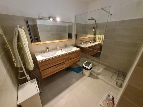 a bathroom with two sinks and a shower at Belle chambre dans appartement en colocation proche centre-ville de Montpellier in Montpellier